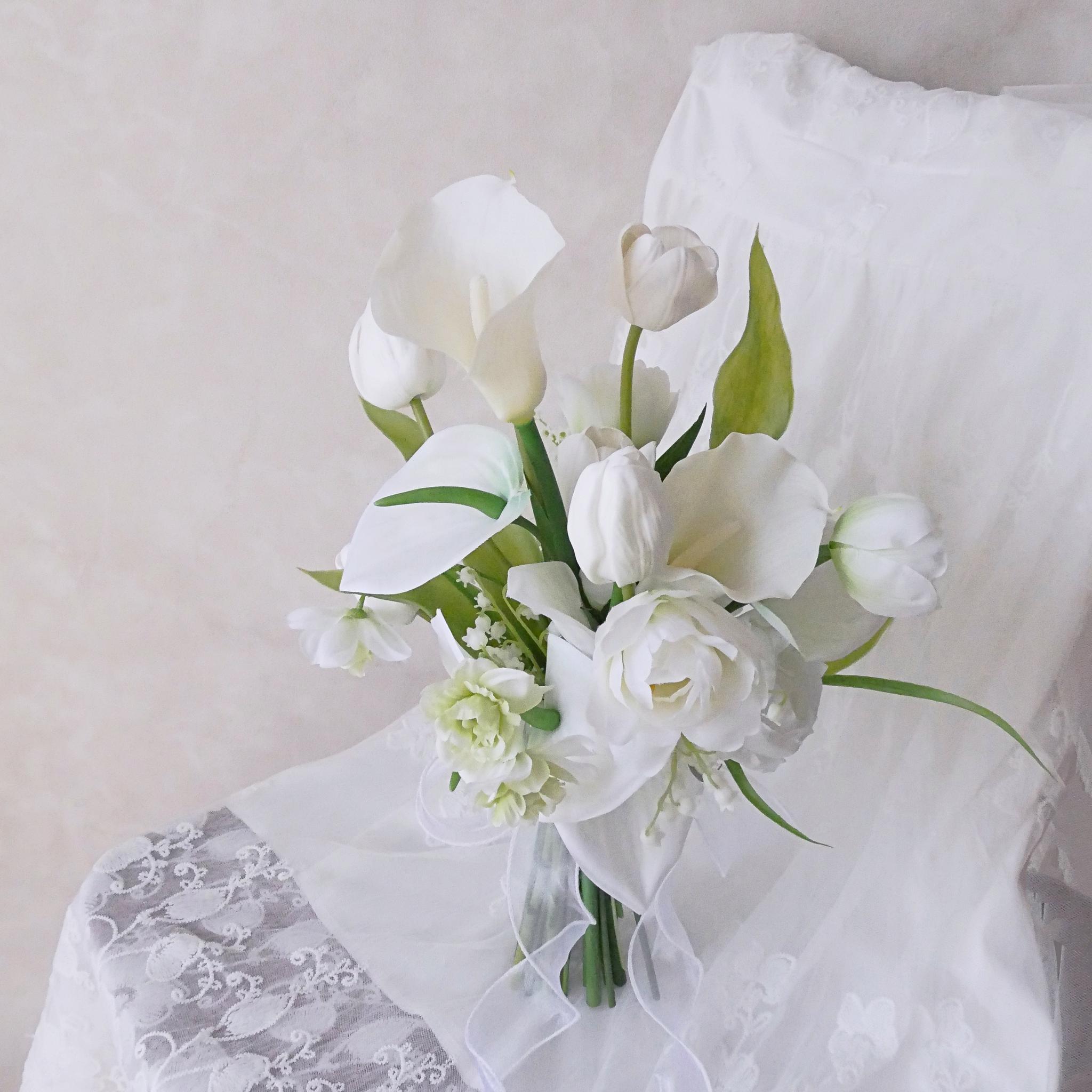 チューリップとカラーリリーのホワイトブーケ｜造花のウェディングブーケ｜前撮り・和装にも｜可憐で程よいサイズ感♡