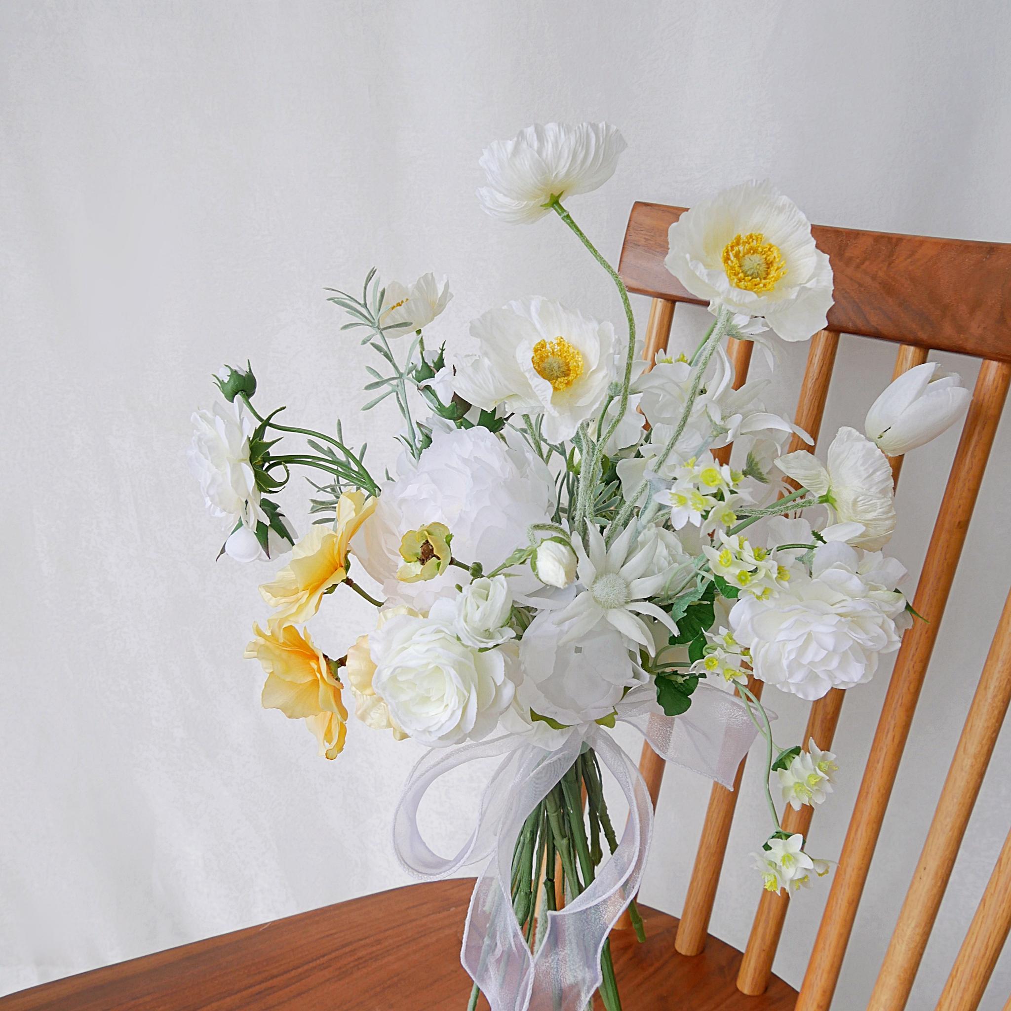 芍薬（ピオニー）とポピーのクラッチブーケ｜クリーム×イエロー｜造花ウェディングブーケ｜ふんわりナチュラル×上品 | 11枚目