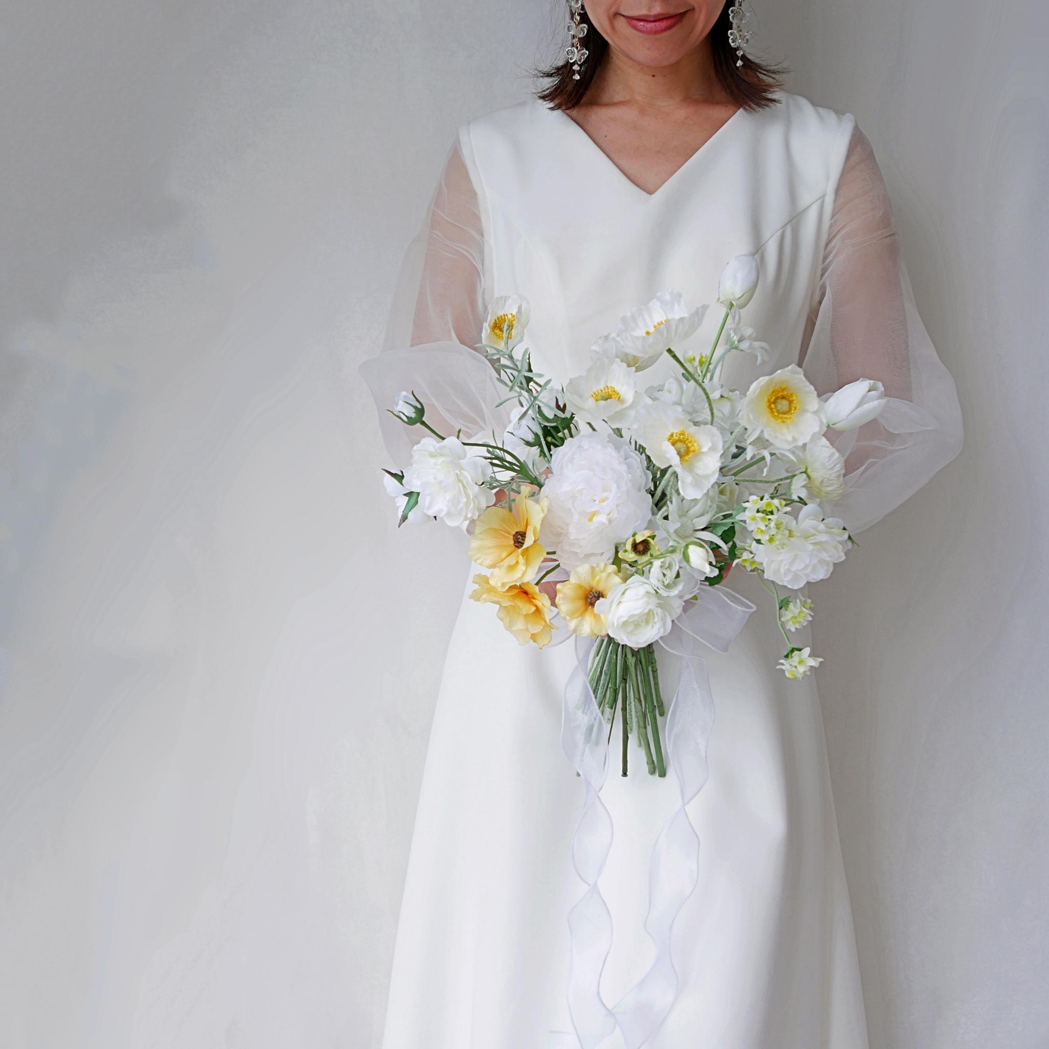 芍薬（ピオニー）とポピーのクラッチブーケ｜クリーム×イエロー｜造花ウェディングブーケ｜ふんわりナチュラル×上品 | 2枚目