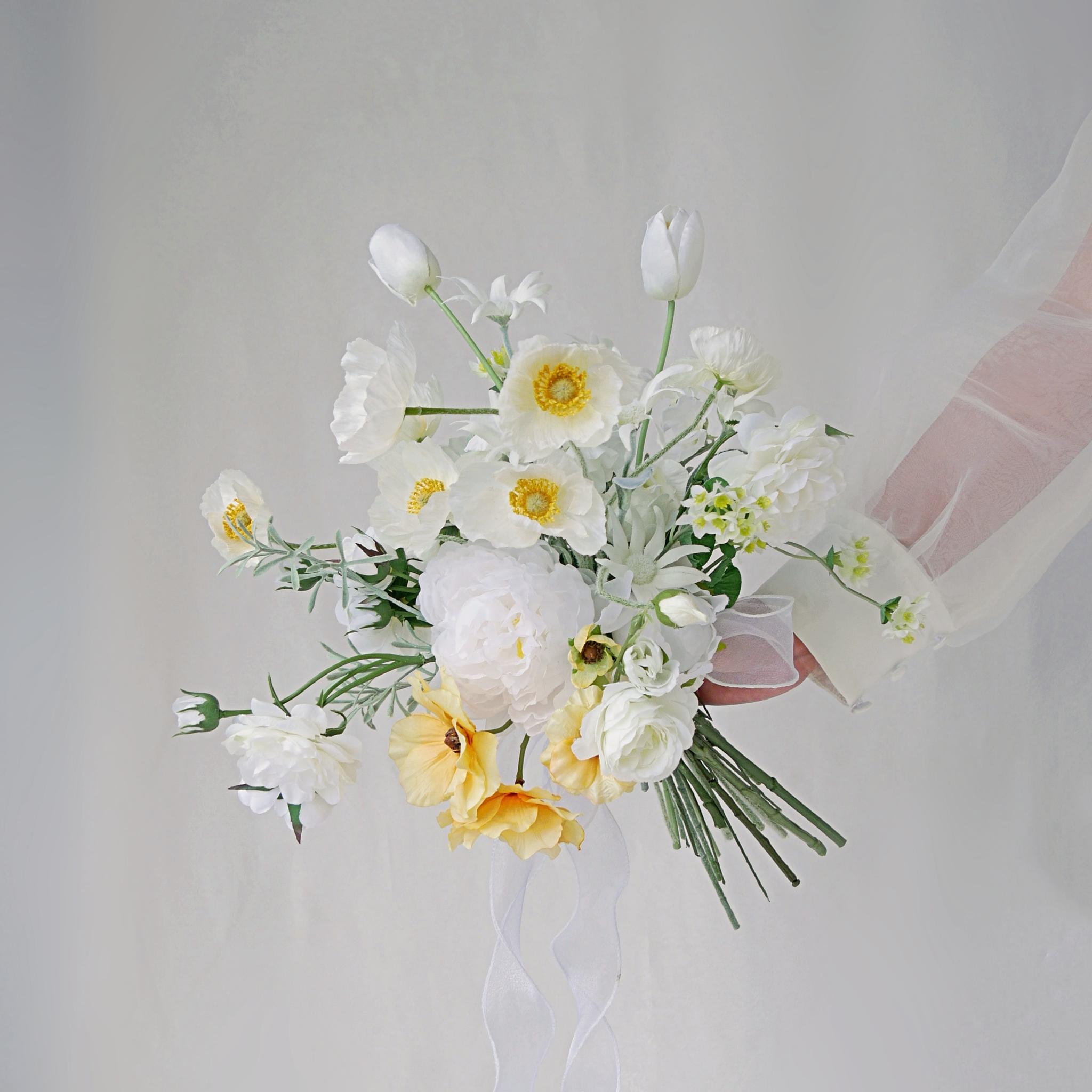 芍薬（ピオニー）とポピーのクラッチブーケ｜クリーム×イエロー｜造花ウェディングブーケ｜ふんわりナチュラル×上品 | 3枚目
