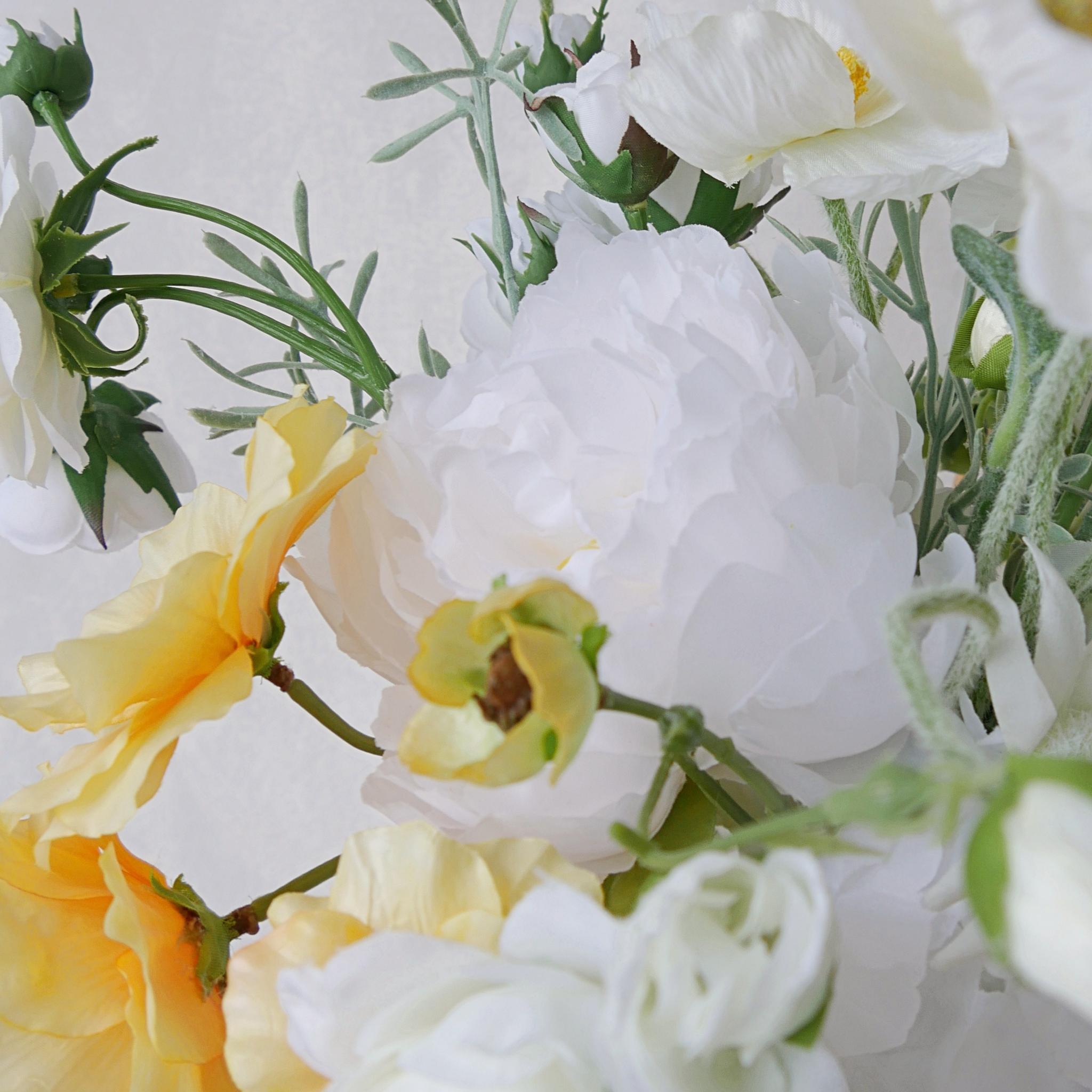 芍薬（ピオニー）とポピーのクラッチブーケ｜クリーム×イエロー｜造花ウェディングブーケ｜ふんわりナチュラル×上品 | 4枚目