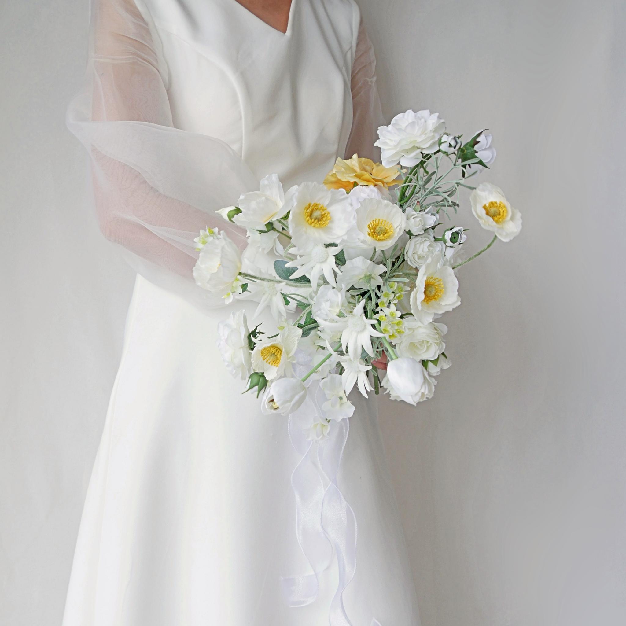 芍薬（ピオニー）とポピーのクラッチブーケ｜クリーム×イエロー｜造花ウェディングブーケ｜ふんわりナチュラル×上品 | 5枚目