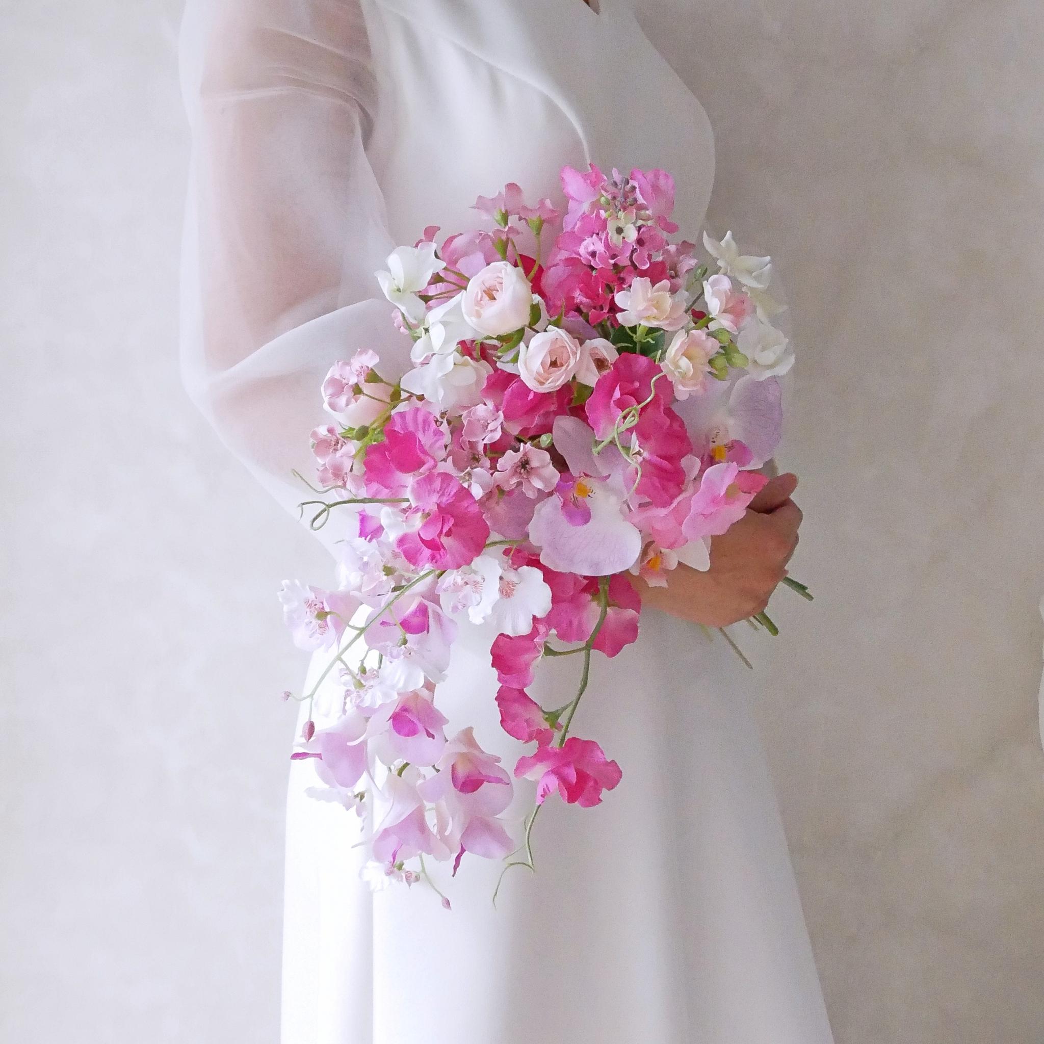 【新春SALE】小ぶりセミキャスケードブーケ｜スイートピーと胡蝶蘭のピンク×ホワイト｜造花ウェディングブーケ