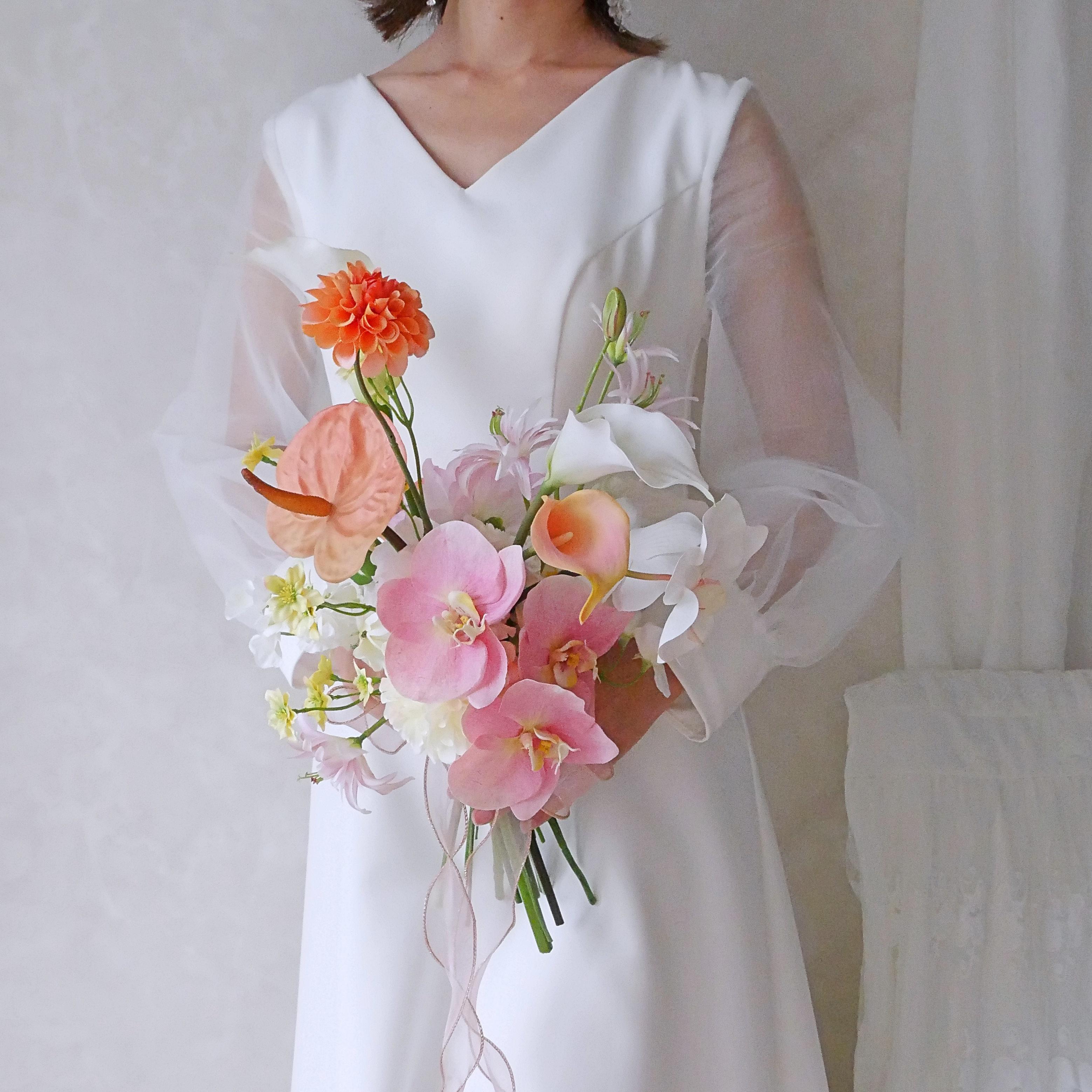 360度魅せる♡胡蝶蘭とカラーのクラッチブーケ｜オレンジ×ピンク×ホワイト｜造花ウェディングブーケ 和装OK