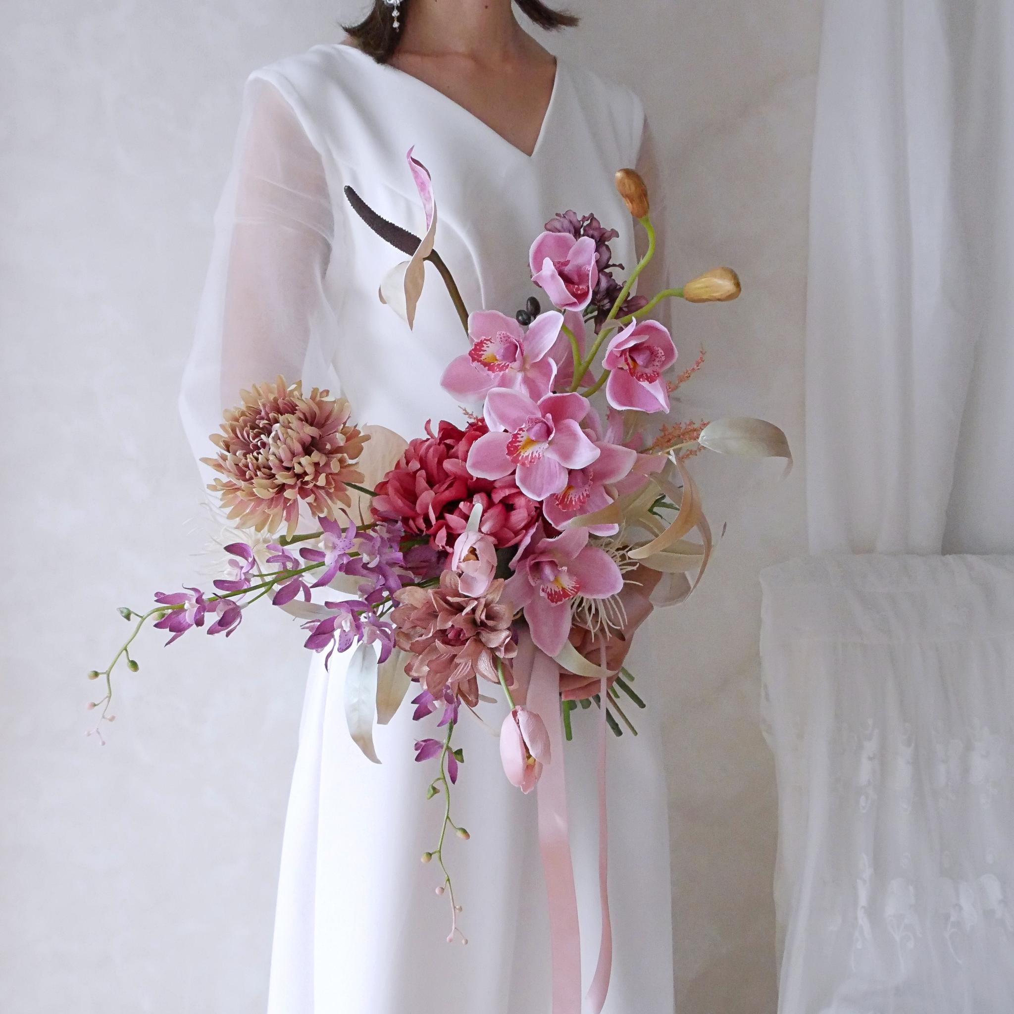 和モダンな大輪花のクラッチブーケ ｜ ピンク×ベージュ ｜ 造花ウェディングブーケ