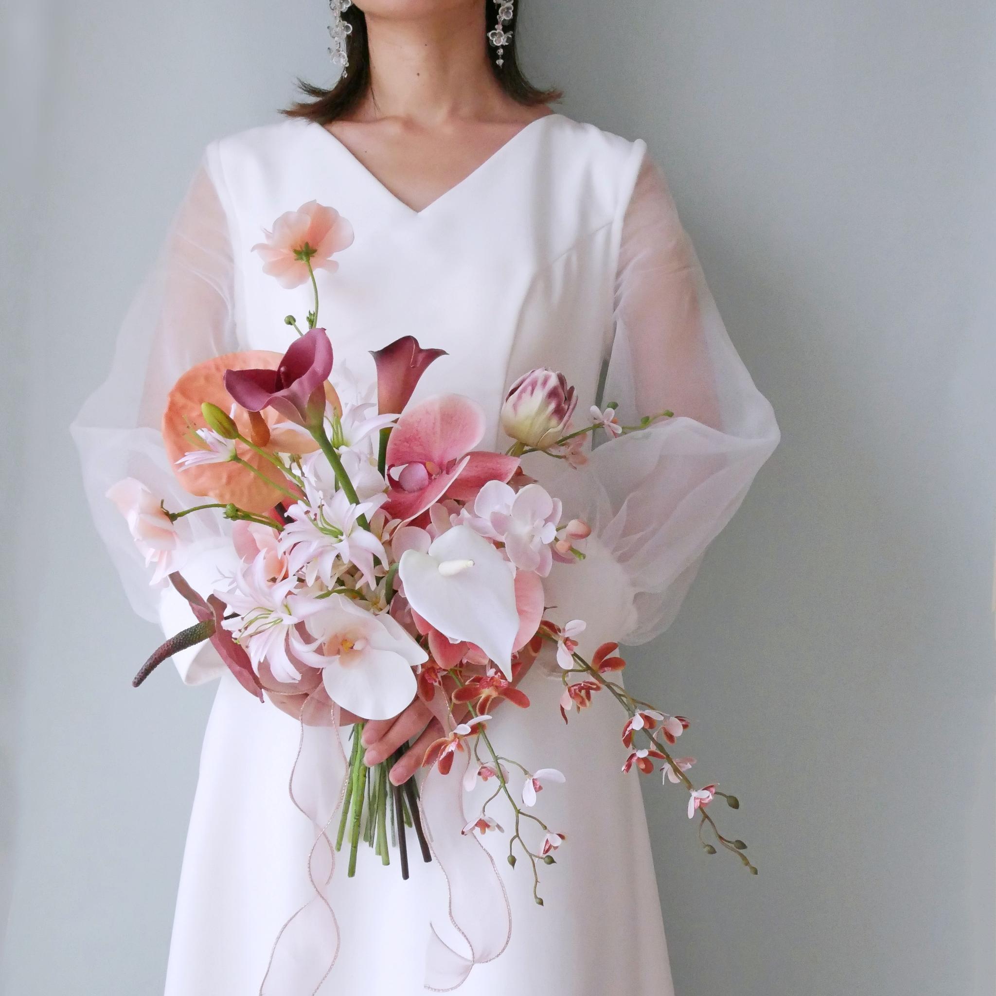 360度魅せる♡胡蝶蘭とカラーリリーのクラッチブーケ｜オレンジ×バーガンディ×ホワイト｜造花ウェディングブーケ 和装OK